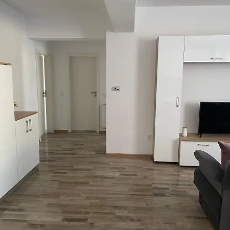 Apartament Ema 11 *